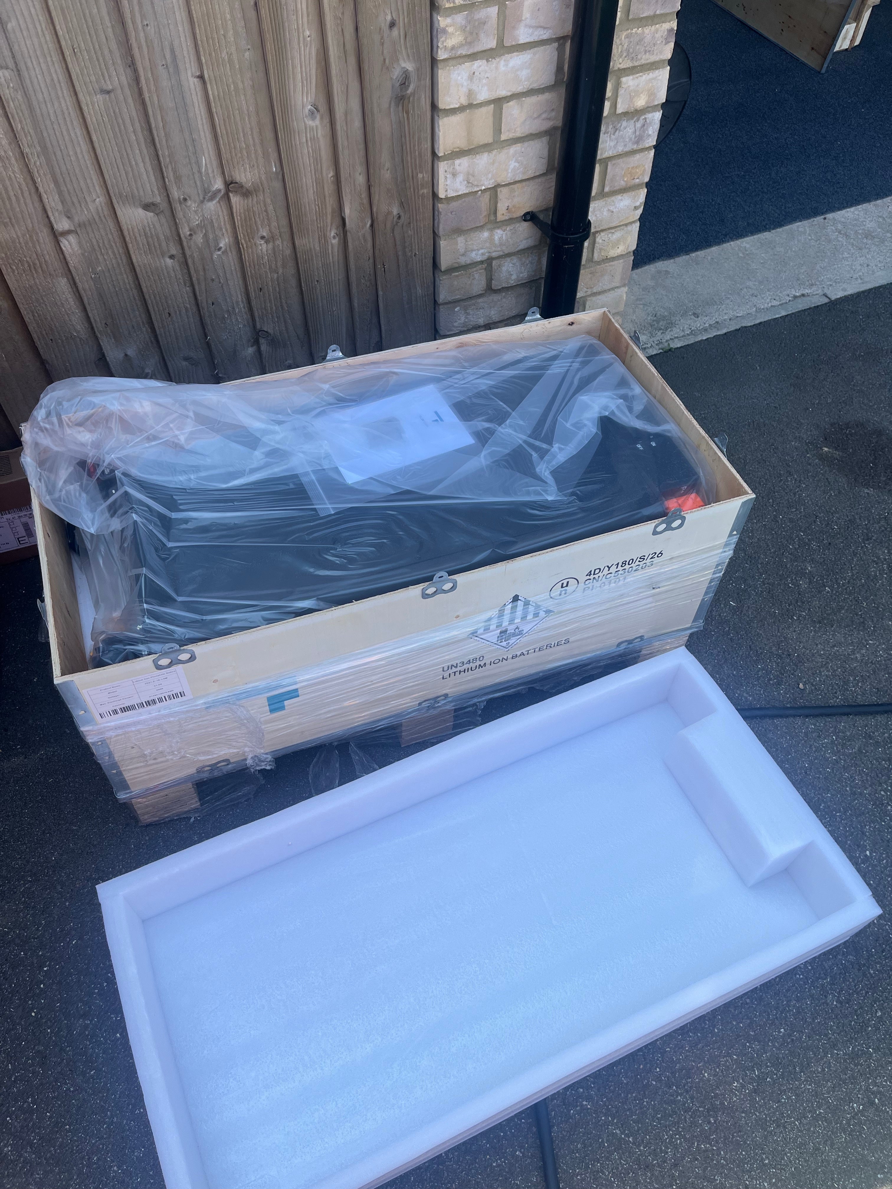 Solar Hybrid Inverter 11kW Off/On Grid and 16kwh 48V Fogstar Battery